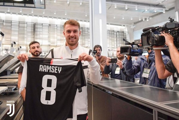 رامزي بمتجر اليوفي - Ramsey in Juve Store