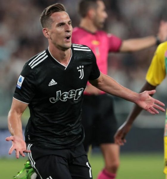 ميليك يحتفل بهدفه مع يوفنتوس ضد سبيزيا - Milik celebrates after scoring a goal in Juventus Spezia match