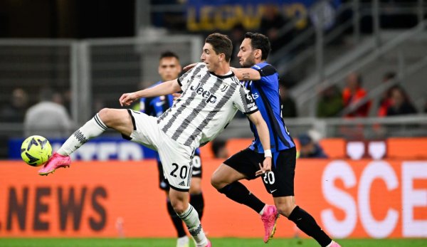 فابيو ميريتي خلال مباراة يوفنتوس ضد انتر ميلان بالكأس 2023 - Fabio Miretti Vs Calhanoglu during Juventus match Vs Inter Milan