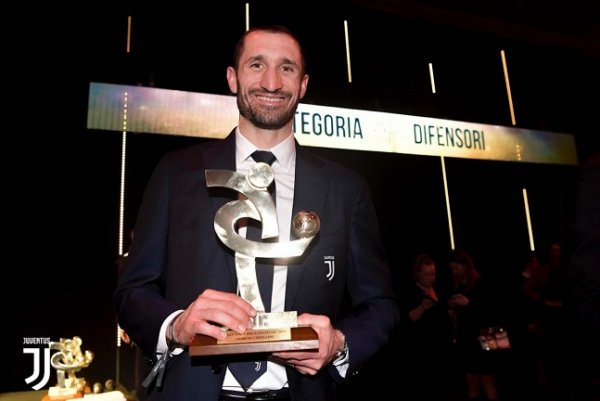 كيليني مع جائزته - Chiellini with his Award from Top 11
