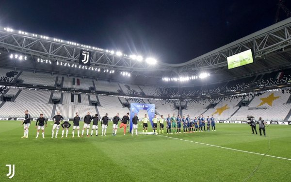 فريقي اليوفنتوس و ليتشي في الأليانز ستاديوم - Juventus & Lecce before starting the game