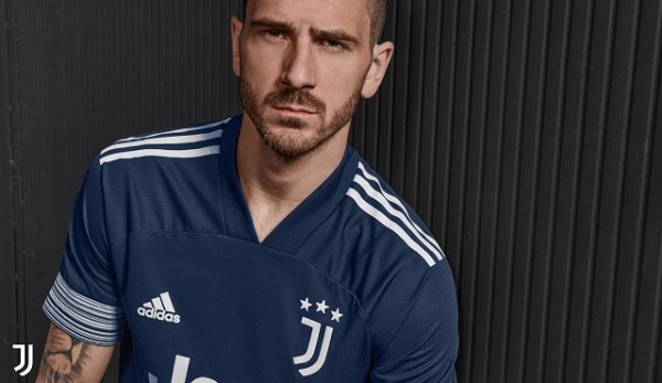 بونوتشي مع عرض قميص اليوفي الأساسي 2020-2021 - Bonucci with Juventus home kit