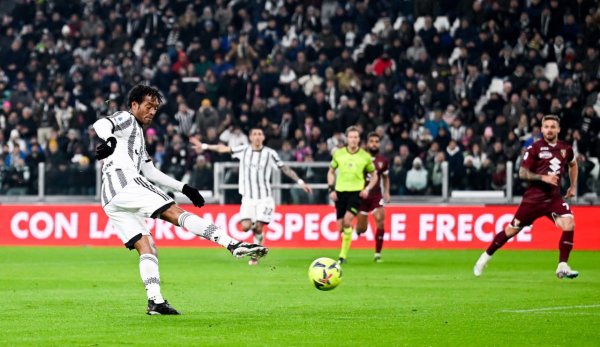 كوادرادو يسجل هدف خلال مباراة يوفنتوس ضد تورينو 2023 - Cuadrado scores a goal during Juventus match Vs Torino