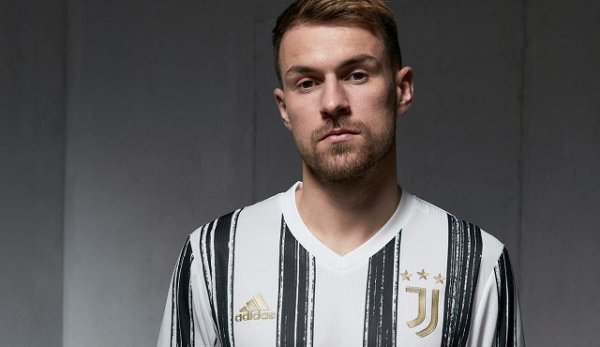 رامزي مع عرض قميص اليوفي الأساسي 2020-2021 - Ramsey with Juventus home kit