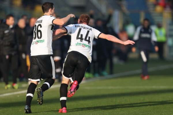 معار اليوفي كولوسيفسكي يحتفل بهدفه مع بارما ضد اودينيزي - Kulusevski scores for Parma vs Udinese