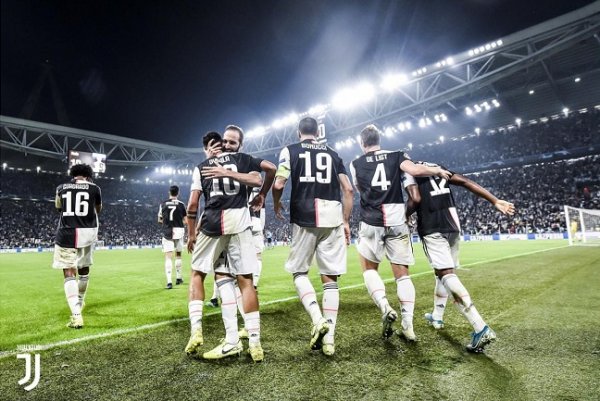 هيغوين يعانق ديبالا بعد هدفه - Dybala embraces with Higuain after goal