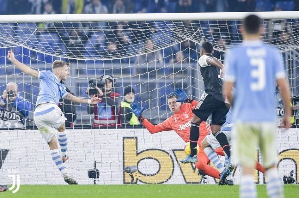 تشيزني يتصدى لمحاولة ايموبيلي - Szczesny saves immobile shot