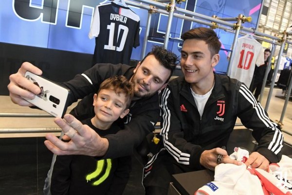 ديبالا خلال زيارته متجر اليوفنتوس - Dybala visit to Juventus Store
