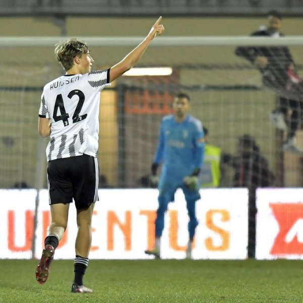 ديان هويسين يحتفل بهدفه الاول مع رديف يوفنتوس ضد فوجيا - Dean Huijsen celebrates after his goal for Juventus Next Gen Vs Foggia in Coppa Italia of Serie C