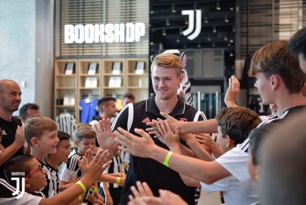 دي ليخت في متجر اليوفي - De Ligt in Juve Store