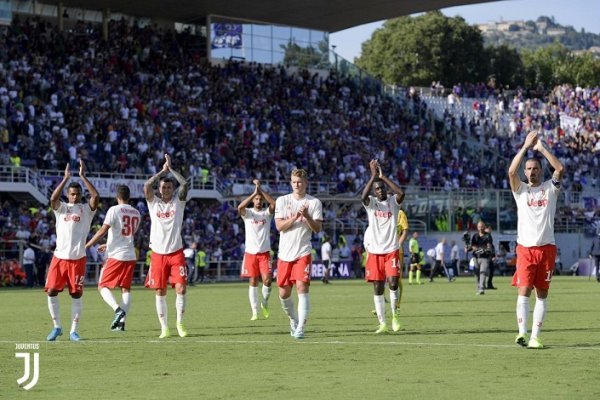 لاعبي اليوفي يحيون الجماهير - Juve Players salute fans