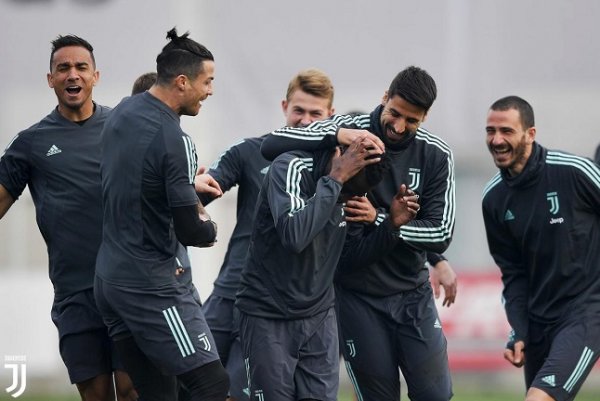 ضحك خضيرة مع رونالدو ماتويدي في تدريب اليوفي قبل ليون - Khedira & Ronaldo & Matuidi smile in Juve training before lyon