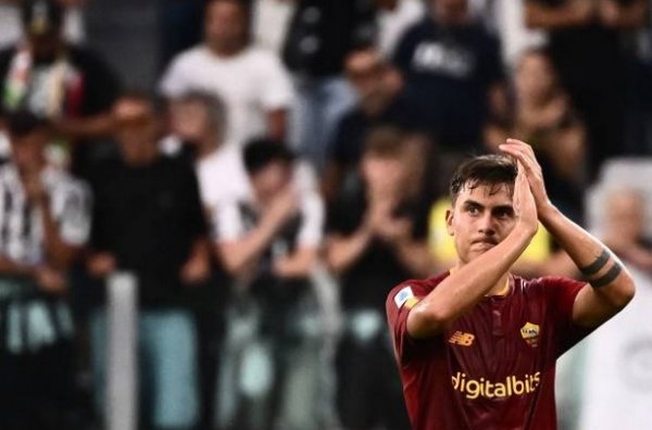 ديبالا يحيي الجماهير بعد خروجه في مباراة يوفنتوس روما - Dybala salutes fans during Juventus Roma match