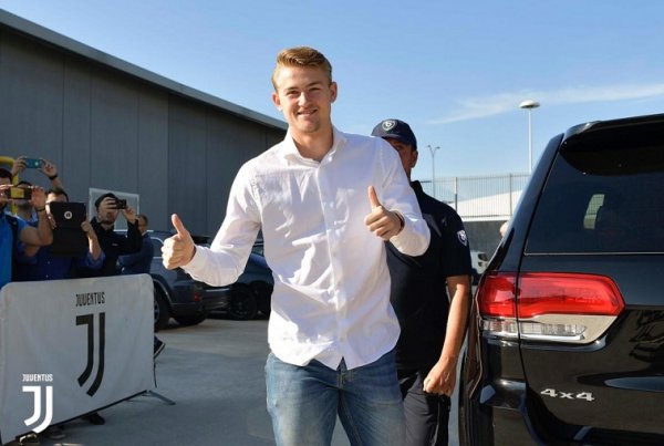 دي ليخت يستعد للفحوصات - De Ligt arrives JMedical