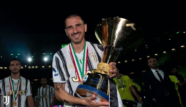 بونوتشي خلال احتفالات يوفنتوس بلقب الدوري الايطالي - Bonucci during Juventus celebration for Scudetto 2020