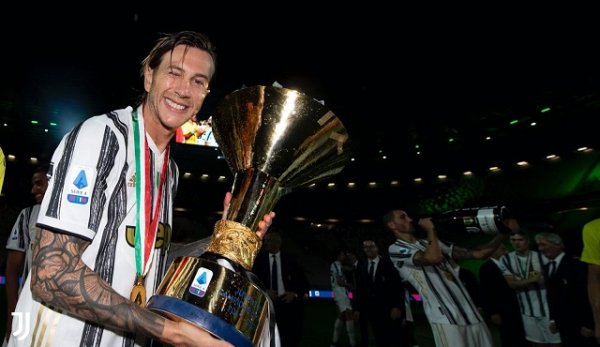 بيرنارديسكي خلال احتفالات يوفنتوس بلقب الدوري الايطالي - Bernardeschi during Juventus celebration for Scudetto 2020