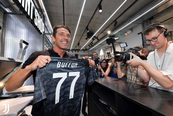 بوفون بالقميص 77 مع اليوفي - Buffon with Number 77