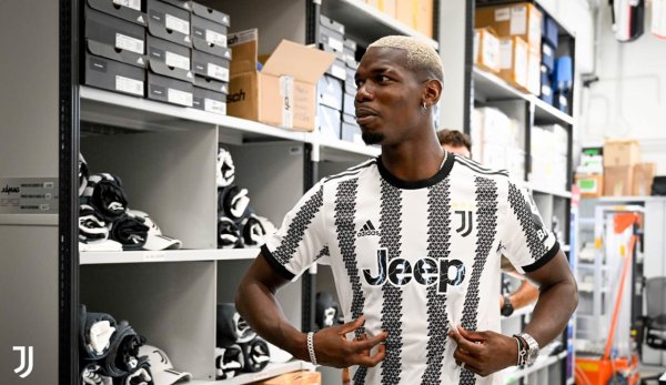 بوغبا مع قميص اليوفنتوس استعداداً للاعلان - Pogba in Juventus jersey before announcement 