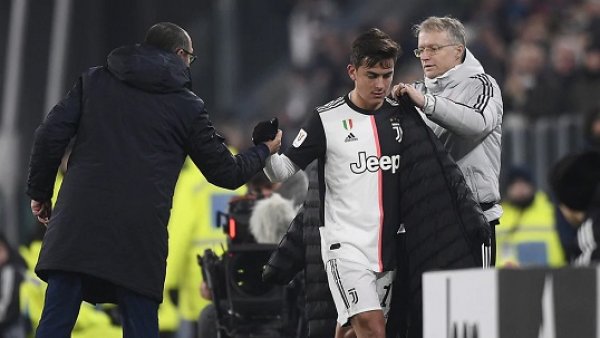 ساري يصافح ديبالا بعد التبديل - Juve Coach Sarri shakes hands with Dybala