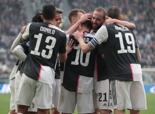 فرحة ديبالا مع هيغوين بونوتشي روغاني بهدفه ضد بريشيا - Dybala celebration after Juve goal vs Brescia