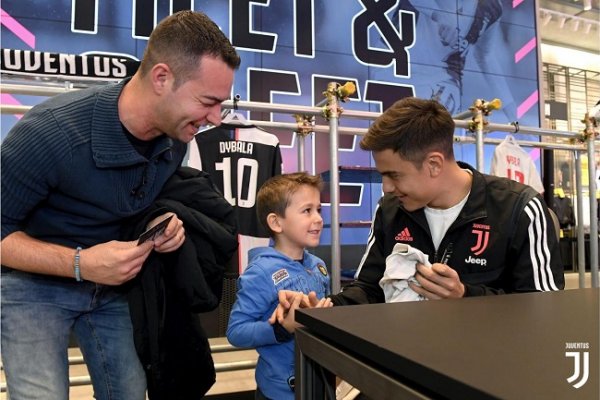 ديبالا خلال زيارته متجر اليوفنتوس - Dybala visit to Juventus Store