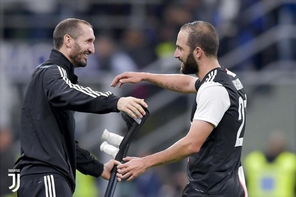 كيليني يحتفل بالفوز ضد انتر مع هيغواين - Chiellini celebrates with Higuain