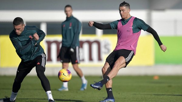 رونالدو يسدد امام ديميرال في تدريب اليوفي - Cristiano Ronaldo & Demiral