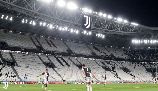 كريستيانو رونالدو يحتفل مع ديبالا بالهدف الثاني في مباراة يوفنتوس لاتسيو - Cristiano Ronaldo celebrates with Dybala after 2nd goal during Juventus Lazio match