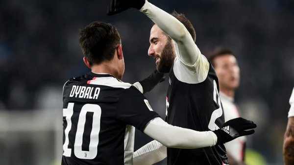 هيغوين يحتفل بهدف يوفنتوس مع ديبالا - Higuain celebrates with Dybala after Juventus goal