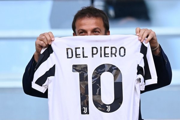 ديل بييرو يحيي جماهير يوفنتوس بالرقم 10 في الأليانز ستاديوم - Del Piero salutes Juventus Fans with Jersey N10 in Allianz Stadium