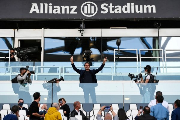 ديل بييرو يحيي جماهير يوفنتوس في الأليانز ستاديوم - Del Piero salutes Juventus Fans in Allianz Stadium