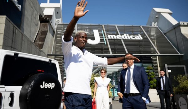 بوغبا يحيي جماهير اليوفي قبل إجراء الفحوصات الطبية - Pogba salutes Juventus fans