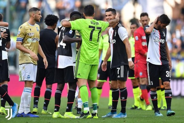 بوفون يحتفل مع رونالدو و ماتويدي بالفوز - Buffon celebrates with Ronaldo & Matuidi