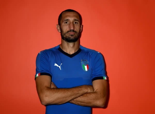 كيليني بقميص ايطاليا الاول - Chiellini in Italy home shirt