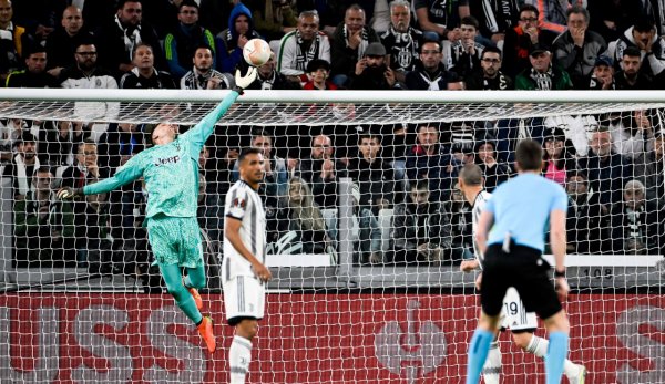 تصدي تشيزني خلال مباراة يوفنتوس ضد اشبيلية 2023 - Szczesny save during Juventus match Vs Sevilla