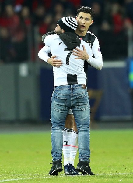 مشجع يقتحم الملعب لـ رونالدو - pitch invader with Ronaldo