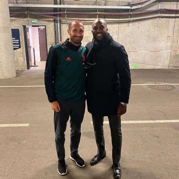 قائد اليوفي كيليني في صورة مع اللاعب السابق محمد سيسوكو - Juventus Captain Chiellini with Mohammad Sissoko