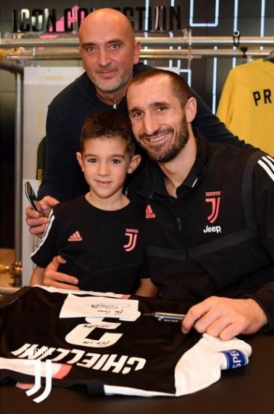 كيليني يصور مع مشجع اليوفي الصغير - Chiellini with junior juve fan