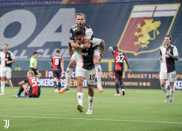 فرحة ديبالا مع بيانيتش في مباراة جنوة يوفنتوس - Dybala celebrates with Pjanic after the goal during Genoa Juventus match 