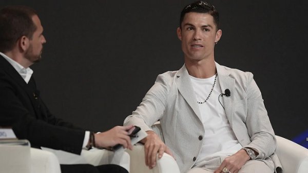 مهاجم اليوفي رونالدو بحفل جلوب سوكر - Ronaldo in Globe Soccer Awards