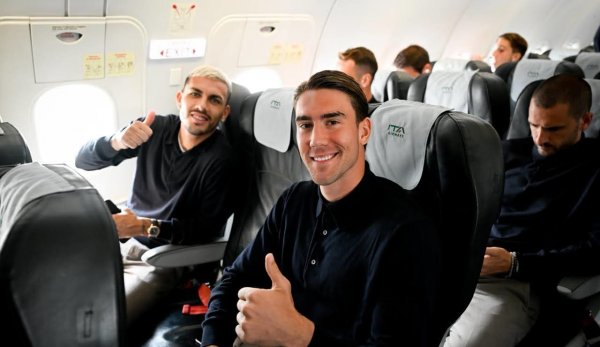 فلاهوفيتش و باريديس في سفر اليوفي الى باريس - Paredes & Vlahovic while Juventus travelling to paris