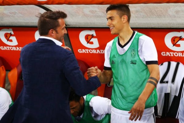 ديل بييرو يصافح ديبالا - Del Piero shakes hands with Dybala
