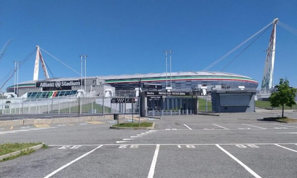 صورة لملعب اليوفنتوس ( أليانز ستاديوم ) من الخارج - ِAllianz Stadium in April 2020
