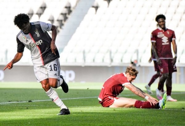 كوادرادو يحتفل بهدفه في ديربي يوفنتوس و تورينو - Cuadrado celebrates after scoring a goal in Juventus Torino derby