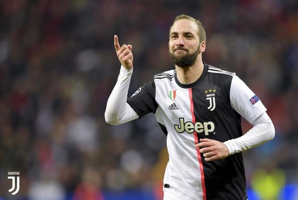 هيغوين يحتفل بهدفه - Higuain celebrates after scored goal