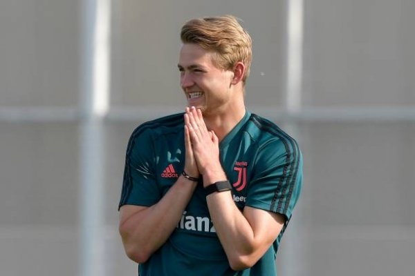 ابتسامة دي ليخت في تدريبات يوفنتوس في مايو 2020 - de Ligt smiles during Juventus training