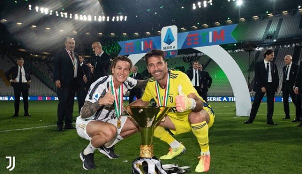 بوفون و بيرنارديسكي خلال احتفالات يوفنتوس بلقب الدوري الايطالي - Buffon & Bernardeschi during Juventus celebration for Scudetto 2020