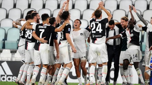 فرحة اليوفنتوس بعد ضمان نيل الدوري الايطالي 2020 - Juventus celebration after secured Scudetto 38