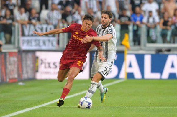لوكاتيلي و ديبالا في مباراة يوفنتوس روما - Locatelli & Dybala during Juventus Roma match