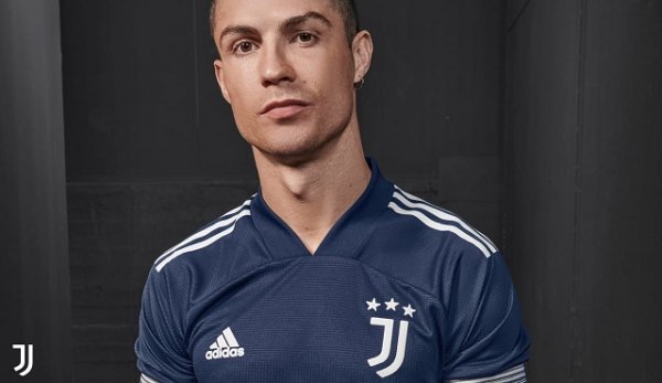 رونالدو مع عرض قميص يوفنتوس الأساسي 2020-2021 - Ronaldo with Juventus home kit